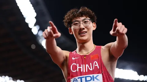 藏族小朋友携中超冠军奖杯亮相中超揭幕战开幕式！