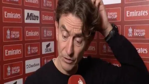 曼城以4-1完胜维拉，福登帽子戏法罗德里双助，紧贴榜首仅差一分